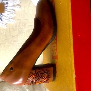 A brand new pair of Pikolinos shoes